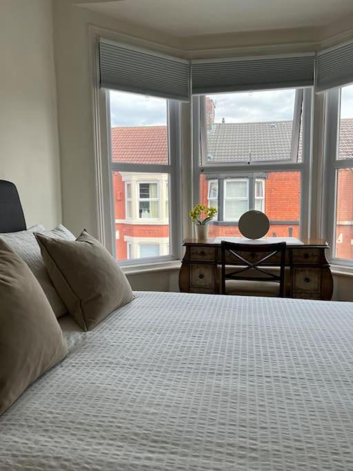 2025 Award Winner Liverpool Strawberry House - 3 Bedrooms Bagian luar foto