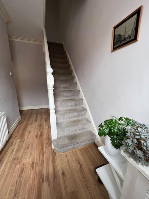 2025 Award Winner Liverpool Strawberry House - 3 Bedrooms Bagian luar foto