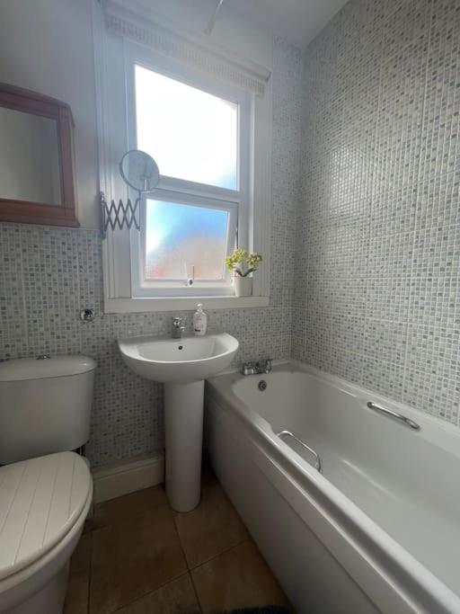 2025 Award Winner Liverpool Strawberry House - 3 Bedrooms Bagian luar foto