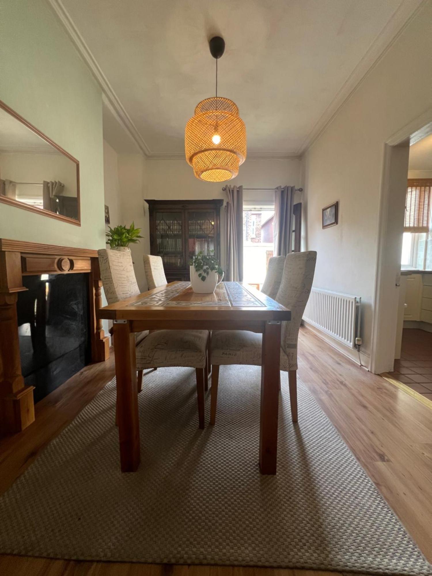2025 Award Winner Liverpool Strawberry House - 3 Bedrooms Bagian luar foto